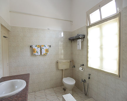 Delhi Parsi Dharamshala-Deluxe Room Bathroom