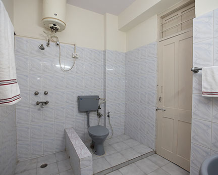 Delhi Parsi Dharamshala - standard-room-bathroom